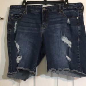 Torrid Distressed Denim Shorts size 18 EUC